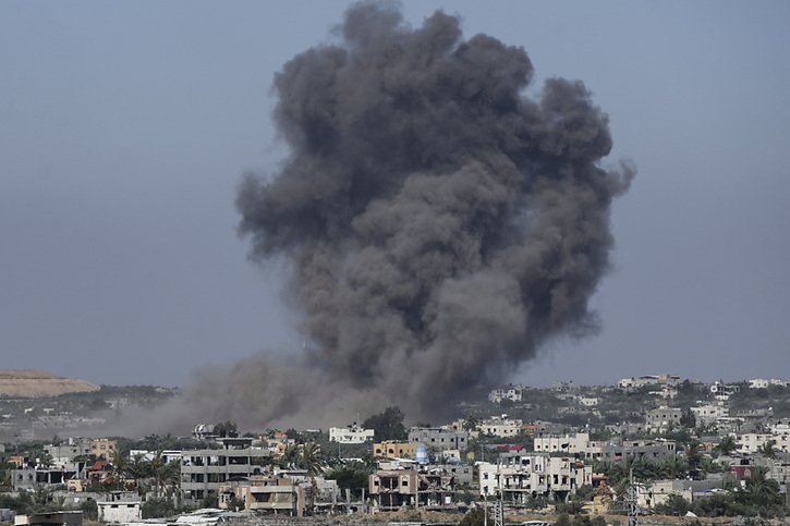 La première phase du plan serait un cessez-le-feu total, avec un retrait des troupes israéliennes des "zones habitées de Gaza", pour une durée de six semaines. © KEYSTONE/AP/Abdel Kareem Hana