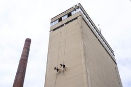 Fribourg: Deux danseuses aériennes ont volé au-dessus de Bluefactory