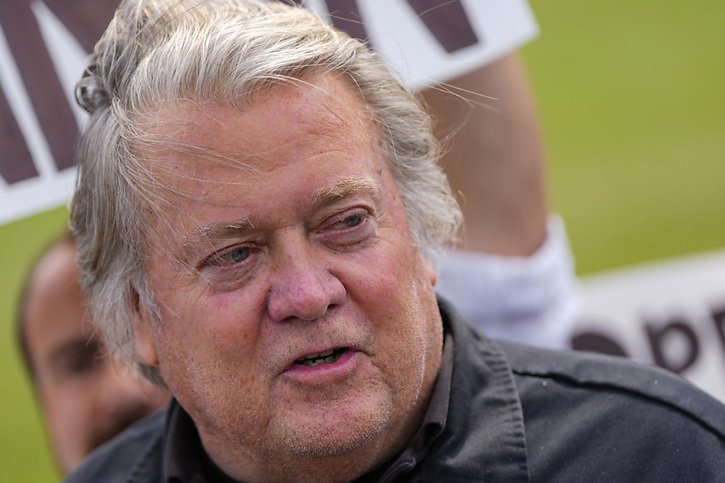 "Je suis fier d'aller en prison aujourd'hui (...) si c'est ce qu'il faut pour tenir tête à Joe Biden", a lancé Steve Bannon. © KEYSTONE/AP/Julia Nikhinson