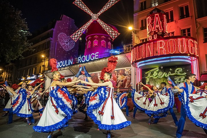 Le Moulin Rouge a retrouvé ses ailes. © KEYSTONE/EPA/CHRISTOPHE PETIT TESSON