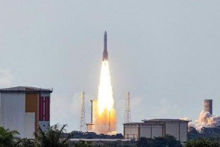 La fusée européenne Ariane 6 lors de son décollage. La Suisse figure parmi les 13 pays qui participent au programme Ariane, et son industrie est impliquée. © Keystone/AFP/JODY AMIET