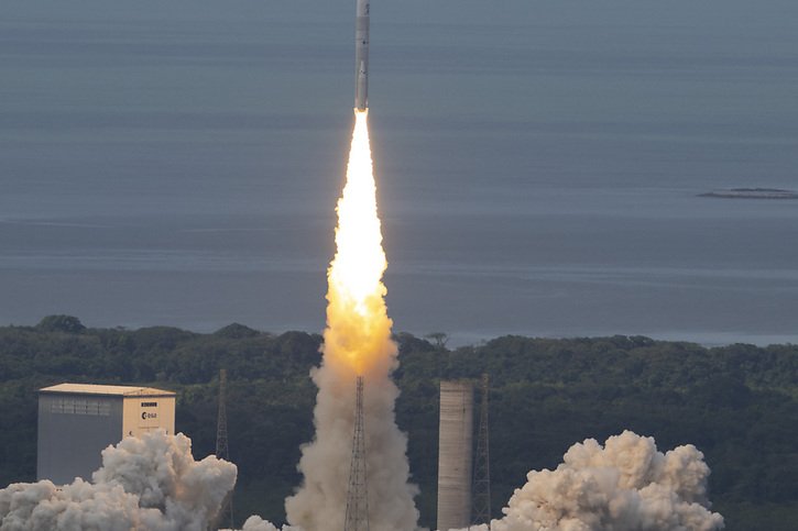 La fusée Ariane 6 a réussi mardi son décollage vers l'espace depuis la Guyane française. © KEYSTONE/AP/Stephane Corvaja