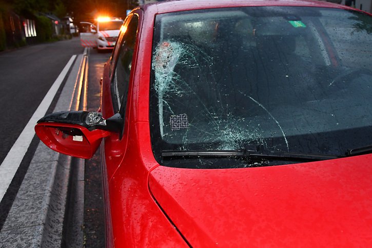 L'automobiliste incriminé a voulu se faufiler à côté d'une voiture qui freinait devant un passage piéton. Il l'a percutée latéralement, ce qui l'a déporté sur le trottoir © Police municipale de Coire