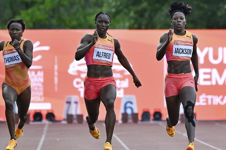 Shericka Jackson (à dr.) n'est pas à 100% de ses moyens. © KEYSTONE/AP/Tamas Vasvari