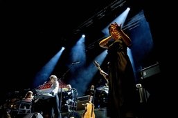 Concert de Pomme traduit en langue des signes aux Georges: Entre voix, gestes et musique