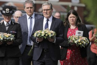 Choc et recueillement après la mort de trois fillettes poignardées au Royaume-Uni